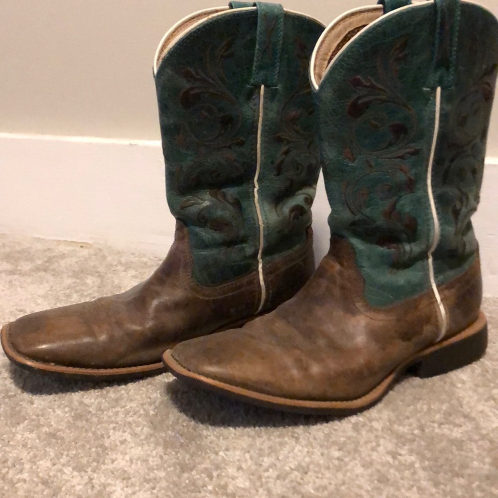 Teal Twisted X boots.